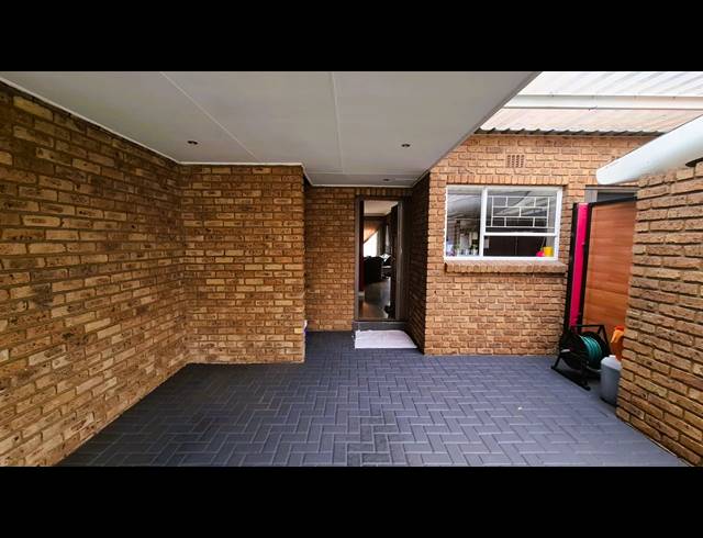 3 BEDROOM TOWNHOUSE FOR SALE IN FLORA GARDENS